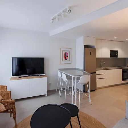 New Stylish 2 Bedroom Apartment *